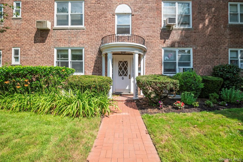 Newly renovated- move-in ready one-bedroom. Facing a garden view - photo 3