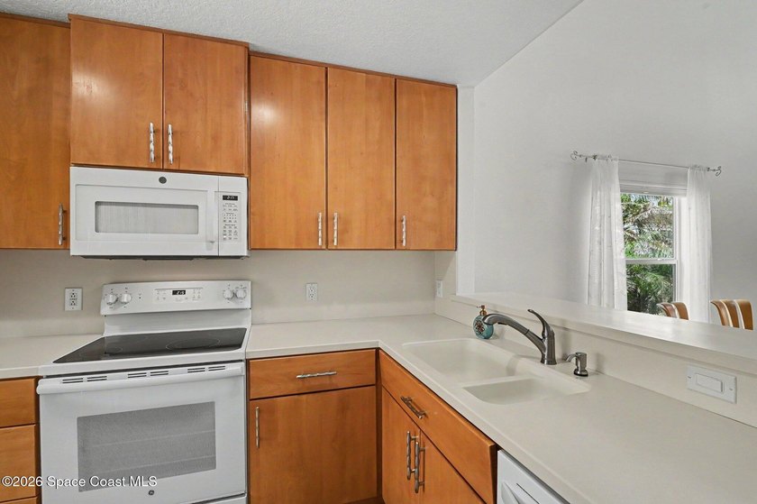 Enjoy relaxed Florida living in this charming 2-bedroom, 2-bath - photo 13