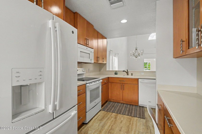 Enjoy relaxed Florida living in this charming 2-bedroom, 2-bath - photo 15