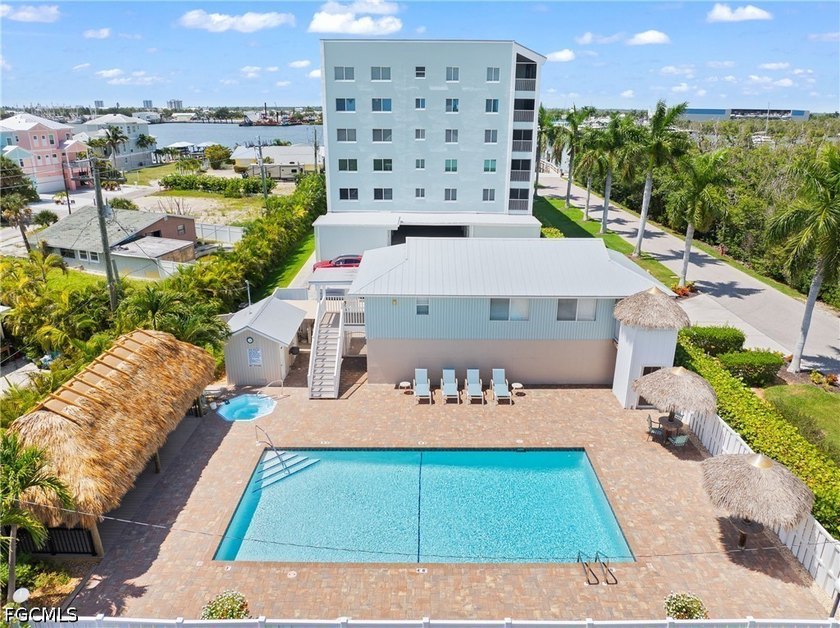 Welcome to waterfront living on Fort Myers Beach! Boaters will - photo 8