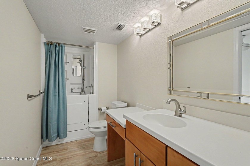 Enjoy relaxed Florida living in this charming 2-bedroom, 2-bath - photo 20