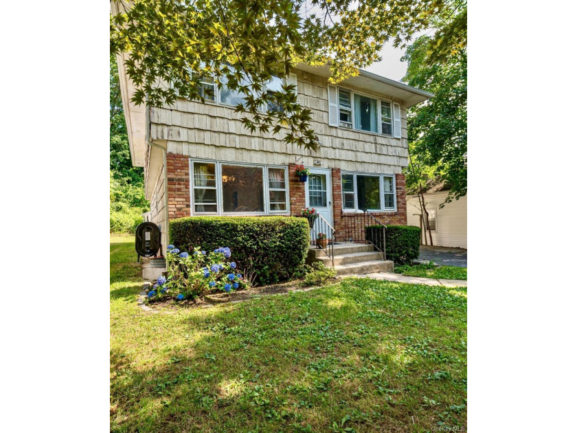Bring your vision to this rare Huntington Village find! 6 - photo 2