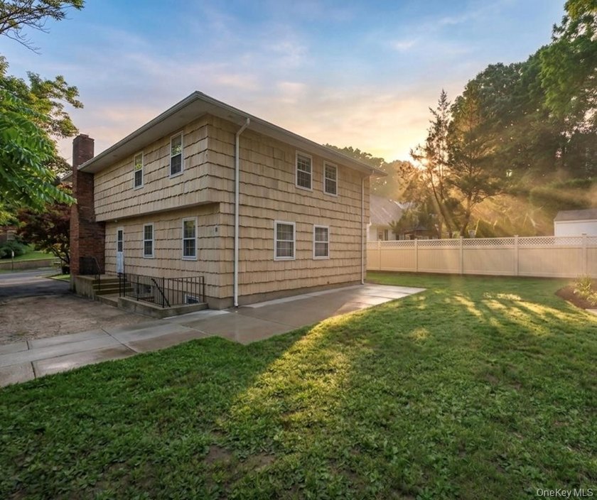 Bring your vision to this rare Huntington Village find! 6 - photo 3