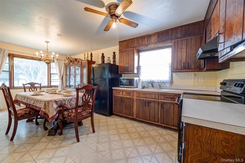 Bring your vision to this rare Huntington Village find! 6 - photo 5