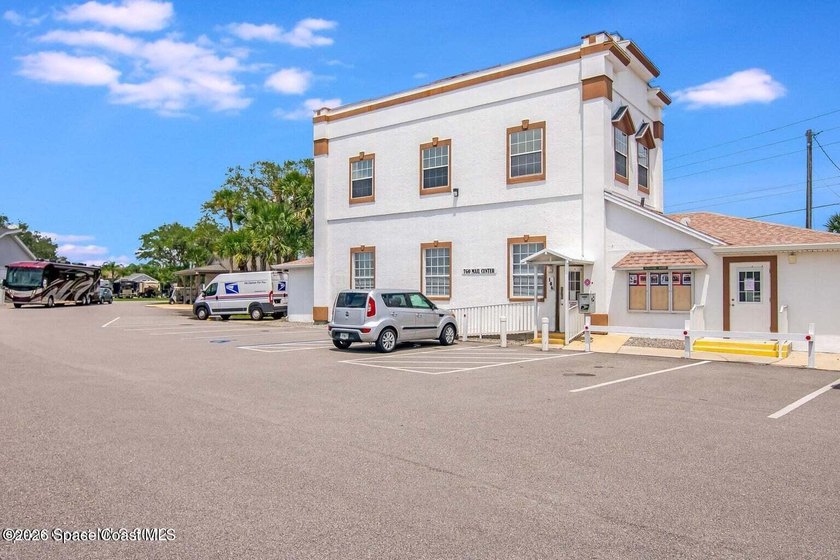 Enjoy relaxed Florida living in this charming 2-bedroom, 2-bath - photo 46