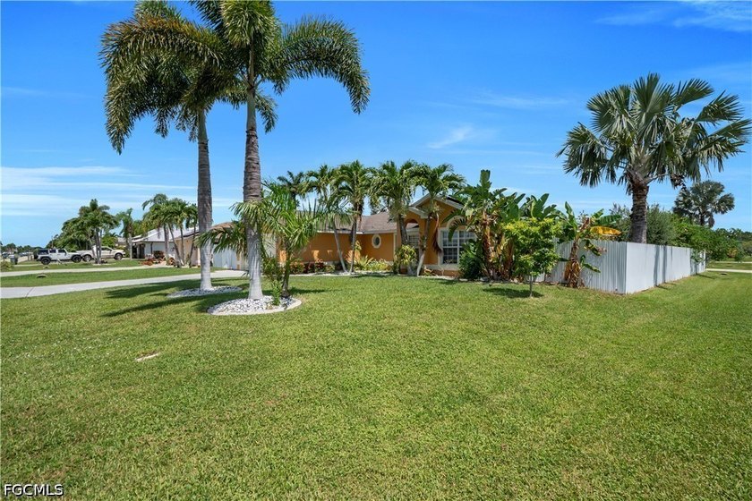 Welcome to this beautifully maintained 4-bedroom, 2-bathroom - photo 5
