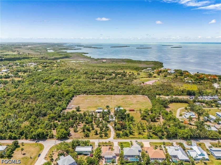 Set within the historic heart of Pineland, this extraordinary 9 - photo 14