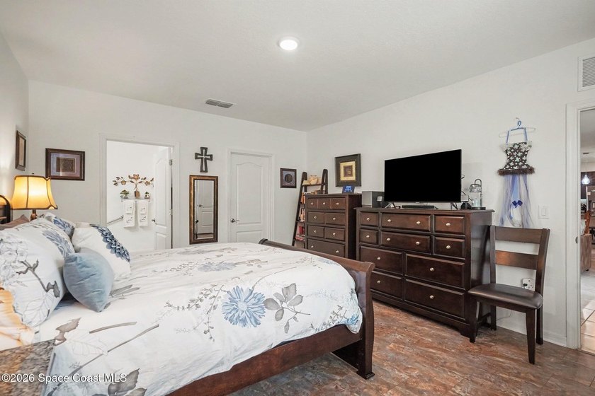 Beautifully maintained 2020-built home loaded with upgrades! - photo 22