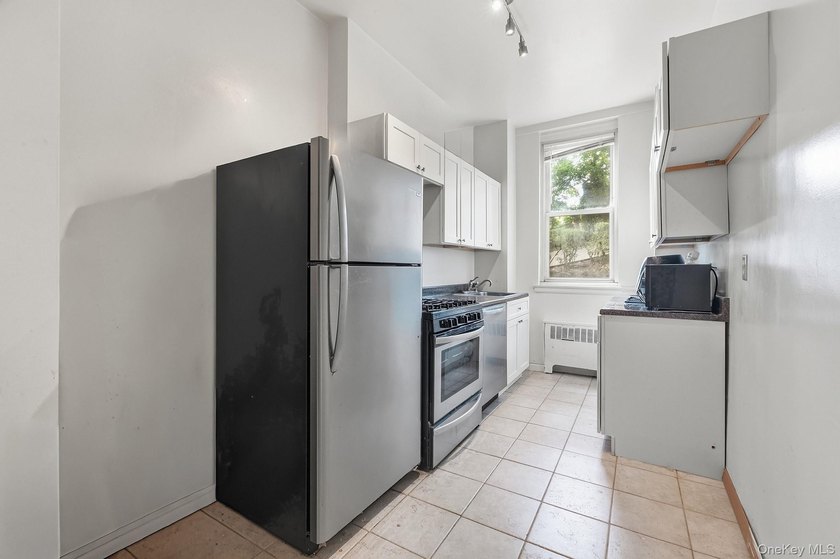 Spacious two-bedroom conveniently located on a dead-end - photo 6