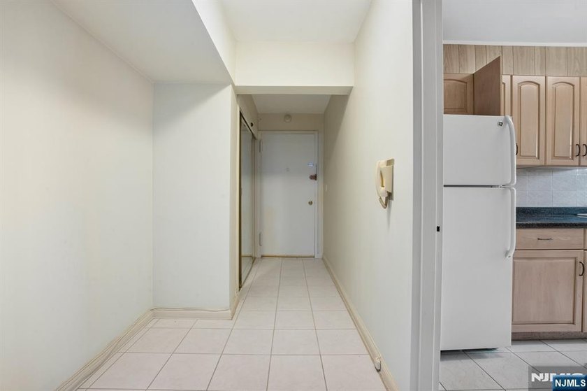 Welcome to this bright and spacious 1-bedroom, 1-bath unit - photo 8