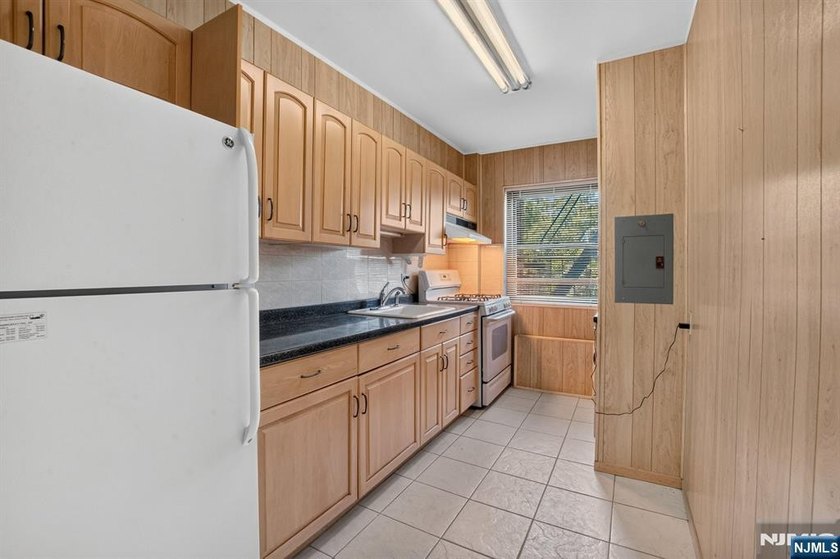 Welcome to this bright and spacious 1-bedroom, 1-bath unit - photo 9