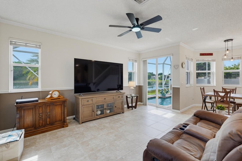 Beautifully maintained 5-bedroom, 3-bathroom home with a 3-car - photo 11