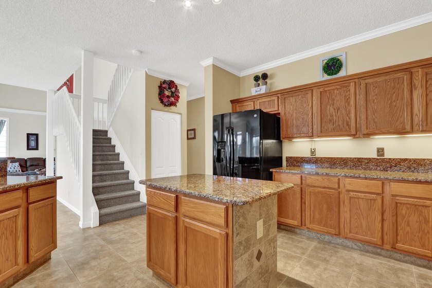 Beautifully maintained 5-bedroom, 3-bathroom home with a 3-car - photo 15