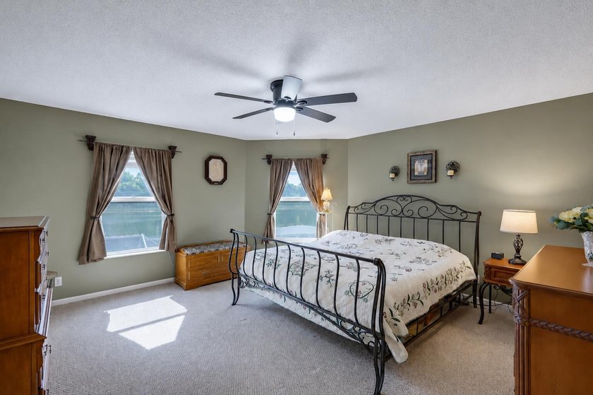 Beautifully maintained 5-bedroom, 3-bathroom home with a 3-car - photo 17