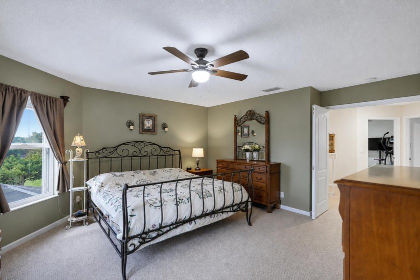 Beautifully maintained 5-bedroom, 3-bathroom home with a 3-car - photo 18