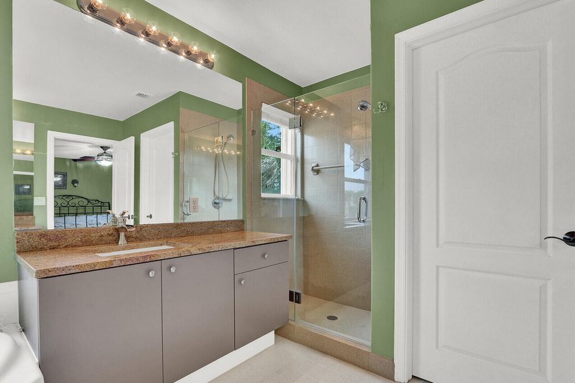 Beautifully maintained 5-bedroom, 3-bathroom home with a 3-car - photo 21