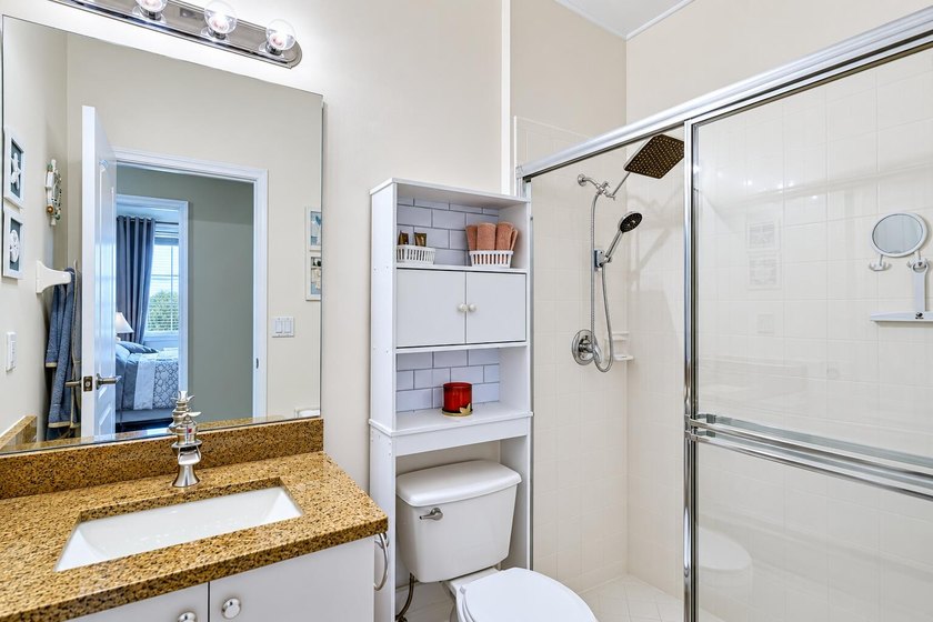 Beautifully maintained 5-bedroom, 3-bathroom home with a 3-car - photo 23