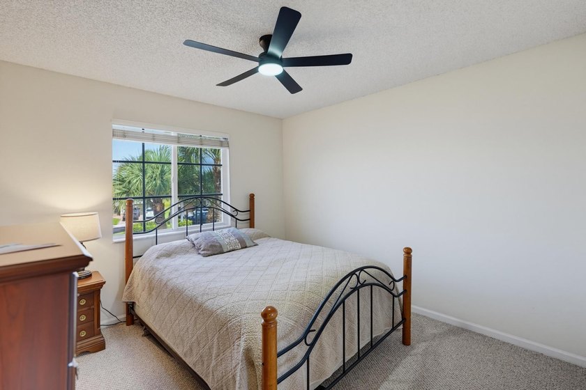 Beautifully maintained 5-bedroom, 3-bathroom home with a 3-car - photo 24