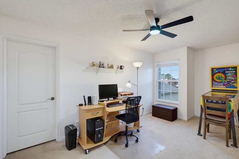 Beautifully maintained 5-bedroom, 3-bathroom home with a 3-car - photo 25