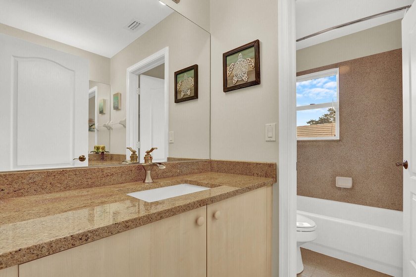 Beautifully maintained 5-bedroom, 3-bathroom home with a 3-car - photo 27