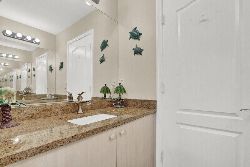 Beautifully maintained 5-bedroom, 3-bathroom home with a 3-car - photo 28