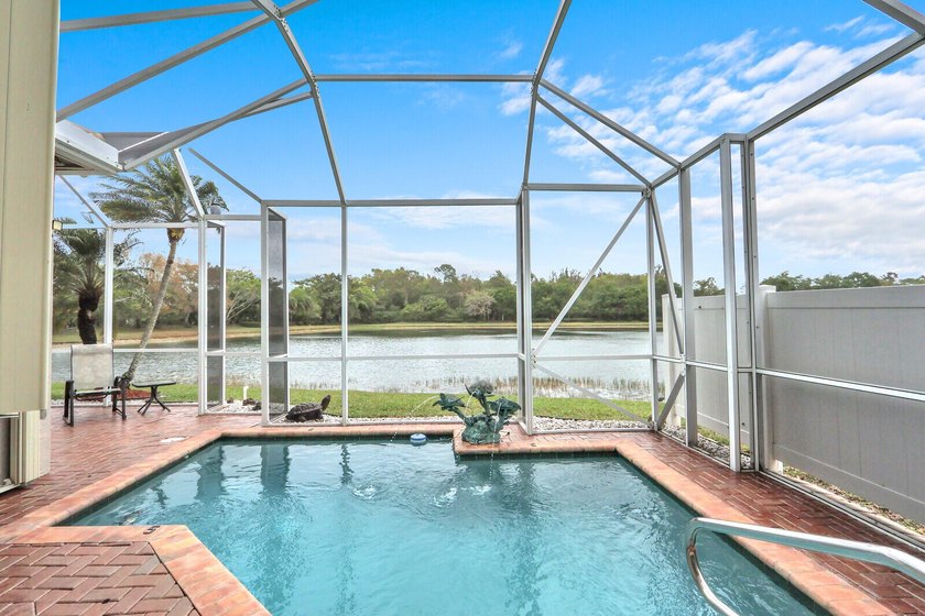 Beautifully maintained 5-bedroom, 3-bathroom home with a 3-car - photo 30