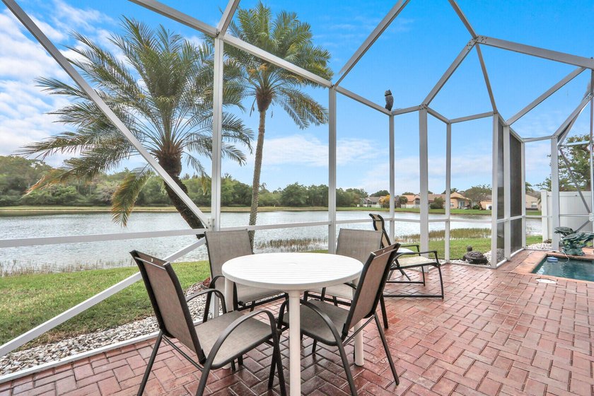Beautifully maintained 5-bedroom, 3-bathroom home with a 3-car - photo 31