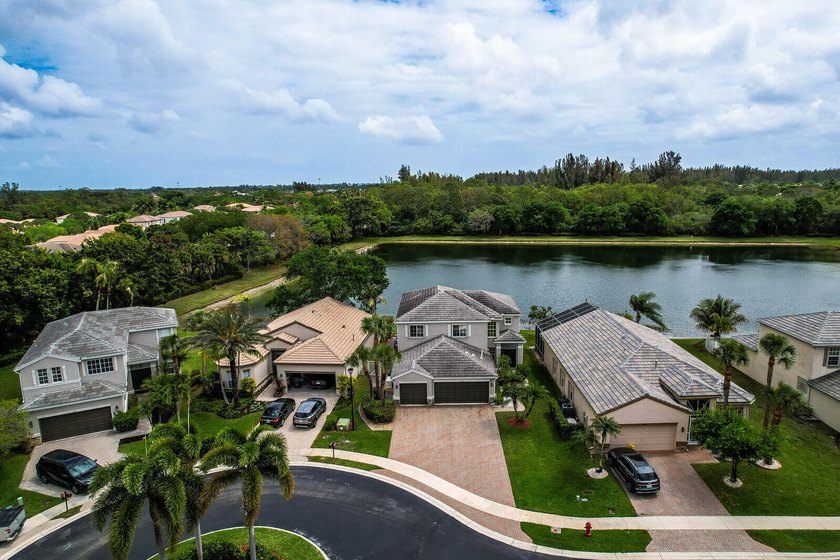 Beautifully maintained 5-bedroom, 3-bathroom home with a 3-car - photo 38