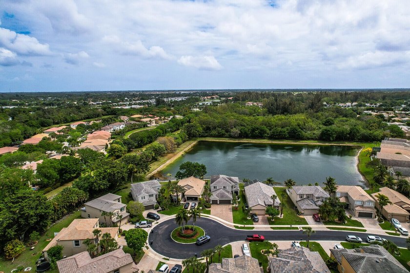 Beautifully maintained 5-bedroom, 3-bathroom home with a 3-car - photo 39