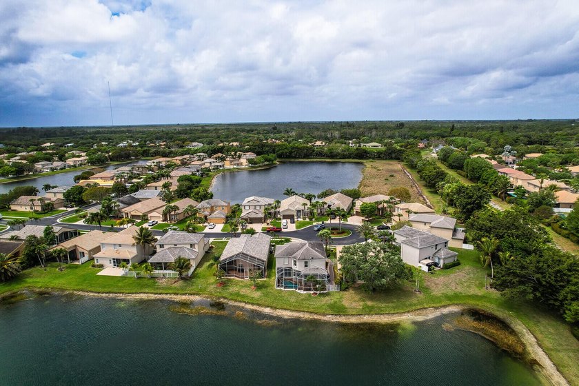 Beautifully maintained 5-bedroom, 3-bathroom home with a 3-car - photo 40