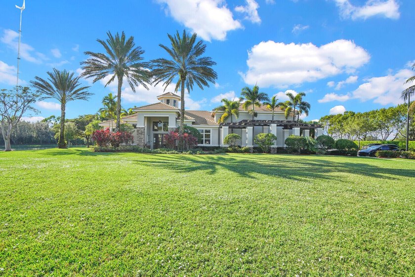 Beautifully maintained 5-bedroom, 3-bathroom home with a 3-car - photo 41