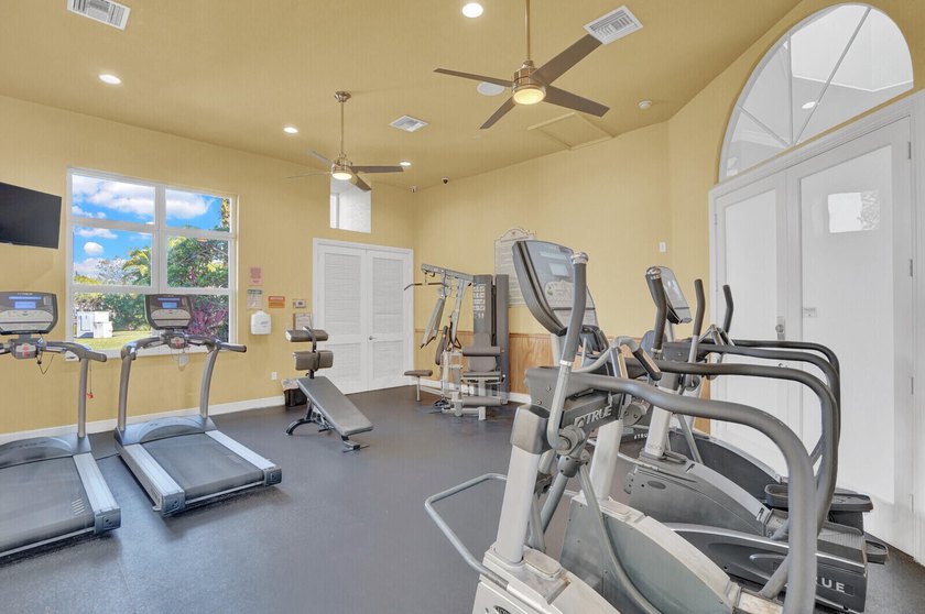 Beautifully maintained 5-bedroom, 3-bathroom home with a 3-car - photo 44