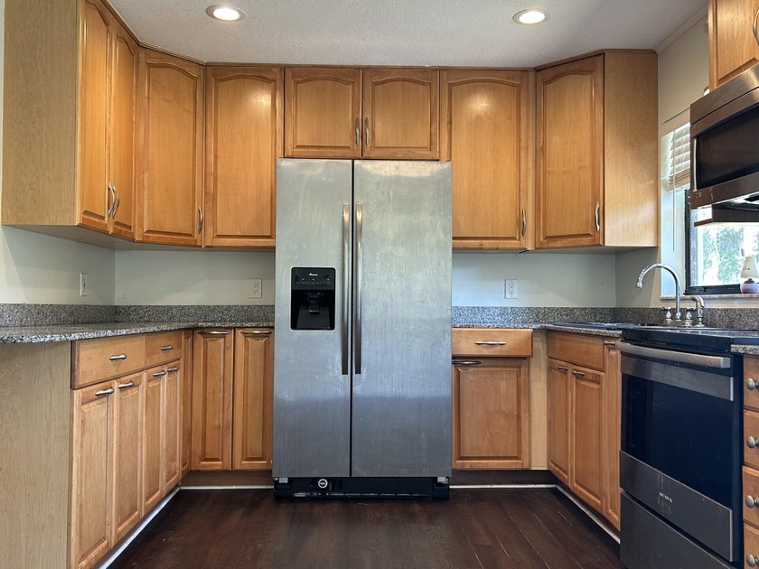 Discover this solid 2-bedroom, 2-bath CBS home with a 1-car - photo 5