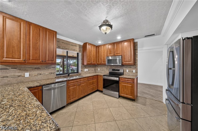 Room for the entire family! Direct Gulf access pool home - photo 8