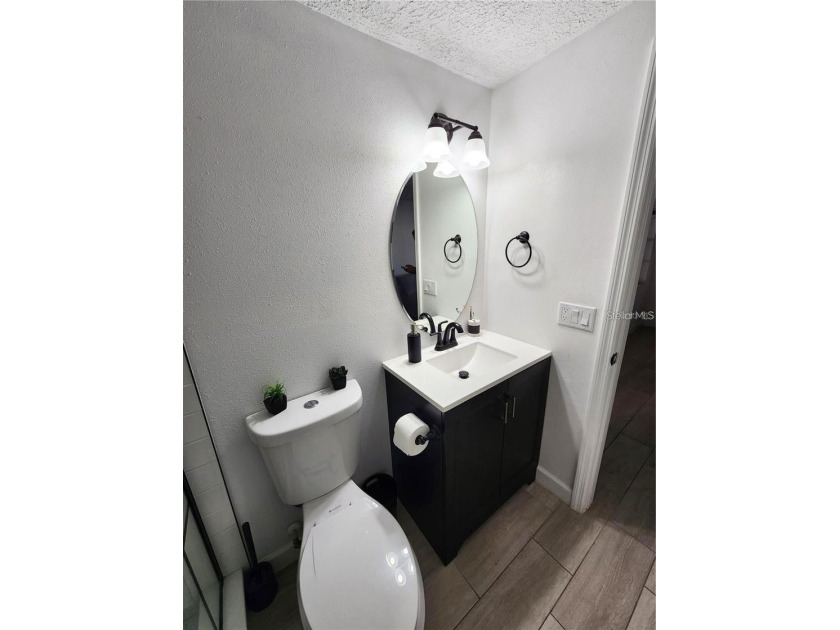 Buyer to honor current lease which expires in Jan 2027. This - photo 11