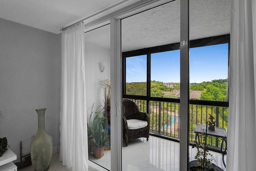 Bright and beautifully updated 3-bedroom residence located on - photo 31