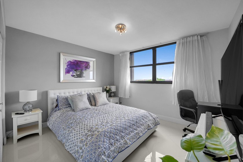 Bright and beautifully updated 3-bedroom residence located on - photo 35