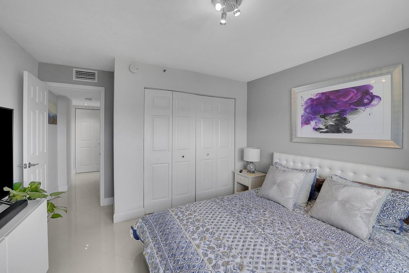 Bright and beautifully updated 3-bedroom residence located on - photo 38