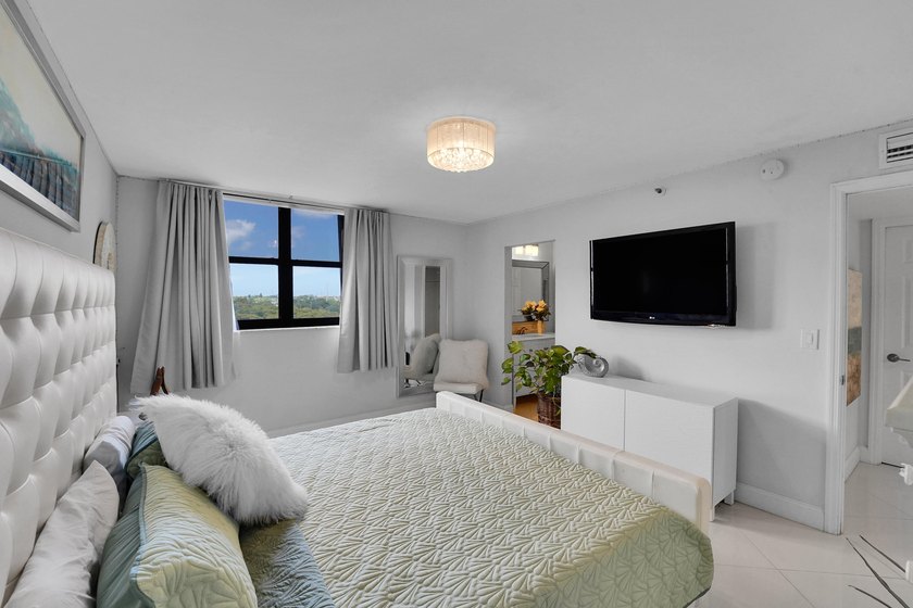 Bright and beautifully updated 3-bedroom residence located on - photo 42