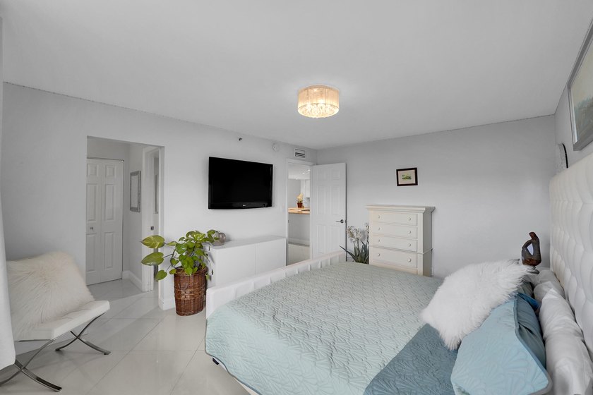 Bright and beautifully updated 3-bedroom residence located on - photo 43