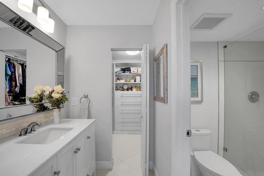 Bright and beautifully updated 3-bedroom residence located on - photo 44
