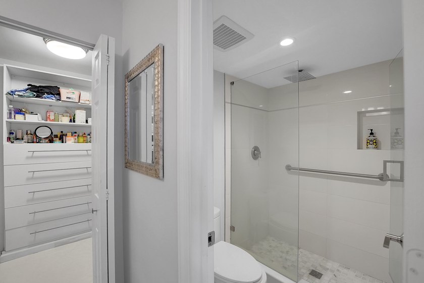 Bright and beautifully updated 3-bedroom residence located on - photo 45