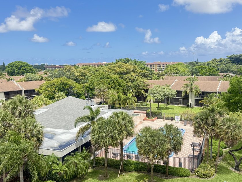 Bright and beautifully updated 3-bedroom residence located on - photo 50