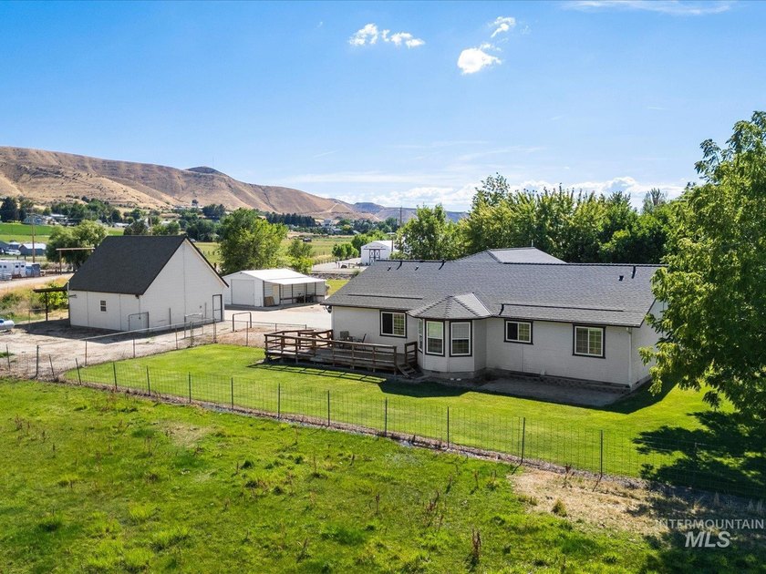 Nestled at the base of Emmett's desirable southeast hills, this - photo 34