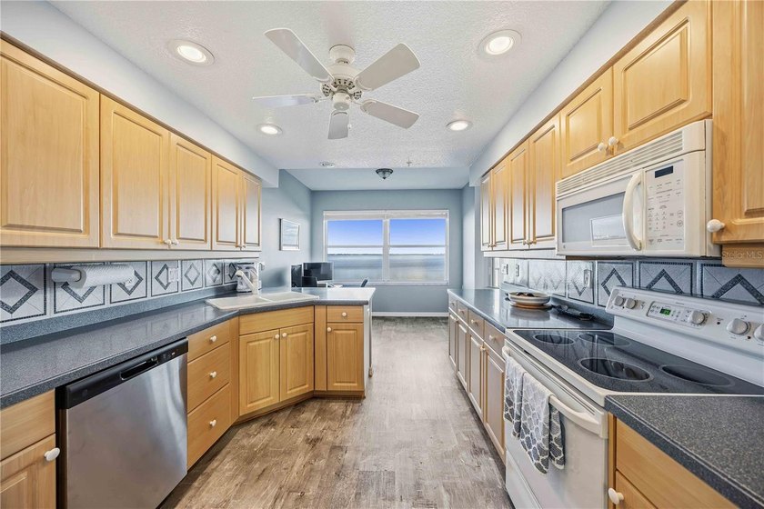 Beautiful 3-bedroom, 2-bath condominium located in the highly - photo 12