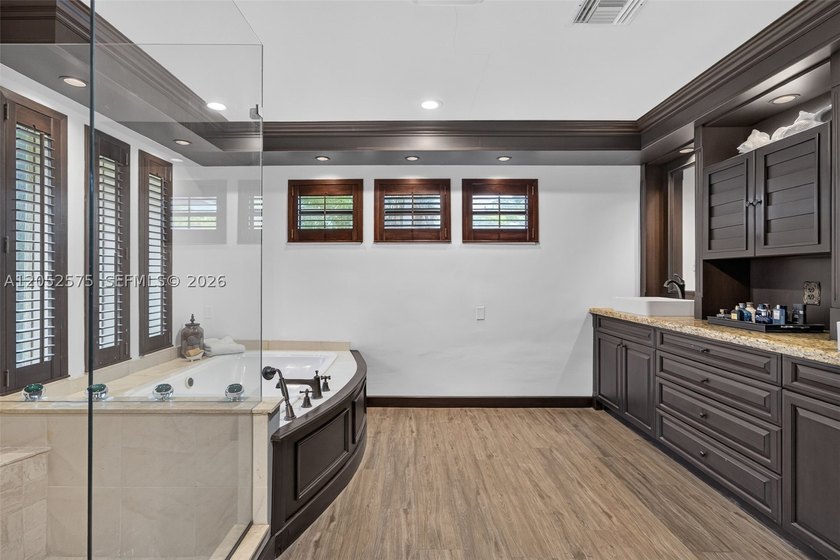 Originally designed with remarkable architectural character - photo 22