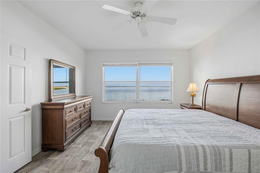 Beautiful 3-bedroom, 2-bath condominium located in the highly - photo 22