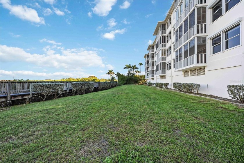 Beautiful 3-bedroom, 2-bath condominium located in the highly - photo 42