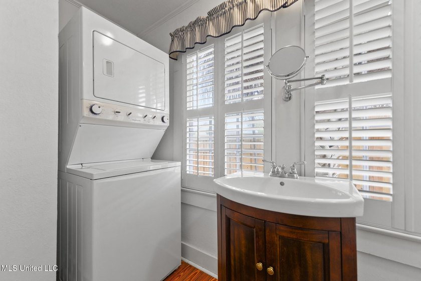 Adorable 1960's cottage in the heart of the Historic District of - photo 19