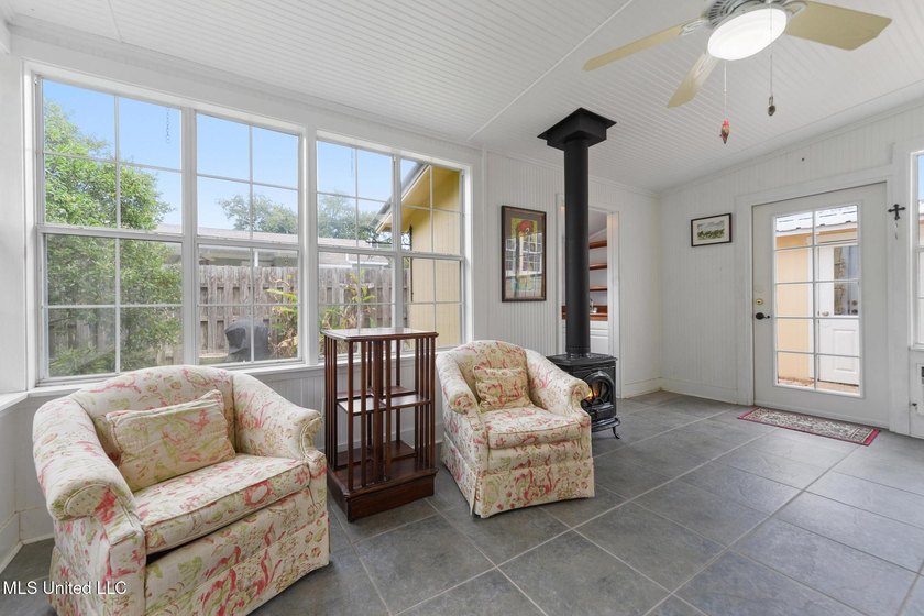 Adorable 1960's cottage in the heart of the Historic District of - photo 21